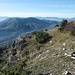 Rueckblick zum sanften Hueglkamm oberhalb von S. Ionio, dahinter das waldlastige Simbruini-Gebirge<br />//<br />I Monti Simbruini a orrizonte