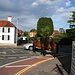 Zwei sich zärtlich kraulende Ponies mitten auf der Dorfstrasse von Brockenhurst. Bei uns undenkbar, dort Normalität.