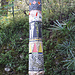 künstlerische Stehle am Wegrand