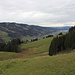 Schön auch der Blick zur Salmaser Höhe gegenüber, im Hintergrund der Große Alpsee