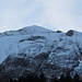 ... mit dem Brienzer Rothorn;
es bestehen Pläne, die hier sichtbare Bergstation (und das Hotel) abzubrechen, und eine neue Anlage (ganz links, am Ende des Tunnels) neu zu errichten