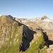 Am unteren Bildrand die Scharte, wo man rechts zum Gitschen-Gipfel hochsteigt und links richtung Musenalp geht
