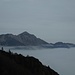 Der Hochstaufen ragt aus dem Nebelmeer hervor