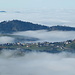Schwellbrunn liegt über dem Nebel.