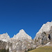 Eindrücklich ragen die Südwände der Churfirsten über der Alp Tschingla in den tiefblauen Himmel