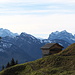 Einsames Hüttchen bei Stäfeli vor der Kulisse der Glarner Alpen