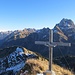 Neu seit 2012 ein Gipfelkreuz mit Gipfelbuch an der Hinteren Üntschenspitze. Genau genommen steht das Kreuz aber am P. 2014, wo sich die Pfade zum Wannenberg und Üntschenjoch verzweigen. Der letzte Eintrag war 2 Wochen alt