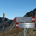 Pass da Val Mera: Schweizer und Italienischer Wegweiser.