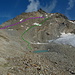 Rückblick auf den Gipfel und meine Routen:<br />violett: Aufstiegsroute, würde ich nicht mehr wählen<br />grün: Abstiegsroute