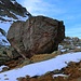 Ein riesiger Felsblock liegt auf der Glarner Seite unterhalb P.2019m in der Näge der Widersteiner Furggel. Typisch für das Gebiet ist der rötlich gefärbte Fels.