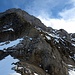 Rückblick auf den Abstieg durch die steile Fliswand. Bei derartigen Bedingungen, sprich Schnee, sicherlich nur gut ausgerüsteten, erfahrenen Berggängern anzuraten – oder niemandem.