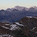 Aussicht im Zoom vom Gufelstock (2436,1m) über die Churfirsten auf den Säntis (2501,9m). Der Hügel im Vordergrund ist das Hochmättli (2252,1m).