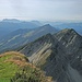 Gipfelblick über den Vorderlahnerkopf nach Westen zum Kaisergebirge.