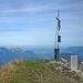 Den höchsten Punkt der Chiemgauer Alpen ziert ein schlichtes Kreuz; links Hochstaufenstock, rechts Untersberg.