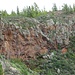Schroffe Felsen und üppiger Pflanzenwuchs. In der unteren Bildhälfte ist der Wanderweg.