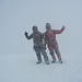 Mein Guide und ich im Sturm auf dem Gipfel. 