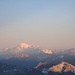 Weit und breit der Höchste: Mont Blanc im ersten Licht des Tages, davor eher klein und niedlich die Grandes Jorasses. Ganz am rechten Bildrand: die Aiguille Verte?