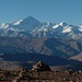 Das Panorama vom Pang La am Morgen des 23. Februar 2007. In der Mitte der Mount Everest (8848m), links daneben der Makalu (8475m), rechts daneben u.a. der Cho Oyu (8201m) und viel weiter rechts der Shishapangma (8013m). Einmal als normales jpg (evtl. "in Originalgröße" anzeigen) ...