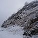 ... entlang der Furkastrasse, wo gut erkennbar ist, welch schwierige Konditionen im Winter [;-)] hier vorzufinden sind: Steilhang, mit Felsen und meterhohen Büschen versetzt, welche meist eine gute Verfestigung der Schneedecke nicht zulassen