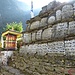 Nepalesische Gebetsmühlen und Gebetstafel 