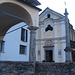 La chiesa di Mergoscia con la bella colonna cimiteriale.