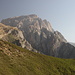Unterwegs bei Suvar - Ausblick aus ca. 2.300 m zu den nordwestlichen Ausläufern des Qızılqaya-Massivs, wo der Gipfel Heydar zirvəsi mit 3.751 m die höchste Erhebung darstellt.