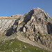 Unterwegs bei Suvar - Ausblick auf weitere, steile Abbrüche im nordwestlichen Bereich des Mıxtökən Silsiləsi. Ein Überwinden dieser Felsbarriere ist hier (zumindest im Rahmen einer "gemütlichen" Wanderung) nicht möglich.