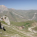 Unterwegs bei Suvar - Ausblick in etwa 2.500 m aus dem nordwestlichen Bereich des Mıxtökən Silsiləsi. Auf der gegenüberliegenden Seite des Qusarçay-Tals (verdeckt) sind die nördlichen Ausläufer des Şahdağ zu sehen.