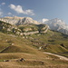 Unterwegs bei Laza - Ausblick von einer Anhöhe etwa südlich von Laza u. a. auf Suvar, den Kamm Mıxtökən Silsiləs mit dem Qızılqaya-Massiv und dessen Gipfel Heydar zirvəsi (3.751 m).