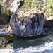Den Felsen habe ich im Frühjahr beim Abstieg von der Benediktenwand schon mal fotografiert (kleines Foto). Grün sieht er natürlich schöner aus