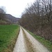Der Weg führt durch den Hohlgraben