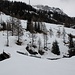 <b>Superato il ponticello sul Ticino svolto a destra, in direzione della Val d’Olgia. La neve è compatta, in alcuni tratti addirittura gelata; i rampanti non saranno tuttavia necessari.</b>