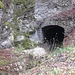 Durch diesen Tunnel fliesst der Rausbach über dem Eisenbahntunnel durch auf die andere Seite der Geleise.
