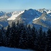 Blick zur Rotwandgruppe. In der rechten Bildhälfte Auerspitz, Rotwand und Hochmiesing, links der Schinder und ganz hinten Östliche Karwendel- und Vogelkarspitze.