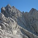 Der Gipfelaufbau des Alpelhorns. Rechts der Bildmitte ist die steile, kaminartige Aufstiegsrinne zu erkennen.