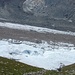 Der Gletscherbach schlängelt sich durch das Eis