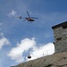 Der Hubschrauber versogt die Hütte mit Lebensmitteln