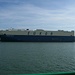 Mächtige Frachtkähne liegen in Southampton vor Anker.