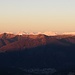 Das Morgenrot ist vorüber, nun strahlt die Sonne auch die Monte Tamaro-Kette an.