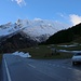 Nach ich nicht ganz einer Stunde der Strasse entlang gewandert war, erreichte ich die Abzweigung zur Alp Obererbs auf 1261m.<br /><br />Im Hintergrund sind die Chalchhoren (links Gross Chalchhorn 2626m, rechts das zach^kige Chi Chalchhorn 2680m) und P.2722m der Horen.