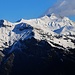 Aussicht zum Ruchen / Foostock (2611m) und seinen Trabanten. Der spitze Zahn vor dem Ruchen / Foostock ist das Foostöckli (2536m). Ganz links vorn sind der felsige Fanenstock (2235m) und die Schneepyramide des Grüenenspitzes (2361m). Rechst vorn ist noch die Kuppe des Färispitzes (2179m).