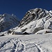 Ankunft auf der Alp Matt (1690m) mit der Skihütte Oberebs. Im Hintergrund ist der Erbser Stock (2182m). Links ist der impossante Leiterberg Ostgrat mit P.2559m.