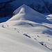 Traumhafte Winterlandschaft mit meiner tiefen Schneeschuhspur über das Minigipfelchen Buebengütsch (2118m).