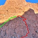 In Rot der Klettersteig, in Gruen der Abstieg (T3). Der Steig ist sehr kurz und deckt nur etwa 100Hm ab. Das soll sich nach Aussagen des Besitzers Mitte 2015 aendern, da der Steig dann um nochmal 100Hm auf die naechste Felsstufe verlaengert wird. Irgendwann soll er dann vielleicht, insha'allah, bis auf den hier sichtbaren Bergifpel fuehren.