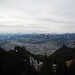 Weites Panorama knapp vorm Sendemast: Im Tal Sonthofen, links die Stuhlwand und rechts das Burgberger Hörnle