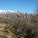 ein kurzes Stück noch dem Fahrweg nach Piandanazzo gefolgt: Blick zum Gazzirola und seinem langgestreckten Gipfelgrat