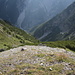 Sur le P.2325m. Le début du sentier qui desend dans le Val Trigl est bien visible à gauche (zoom)