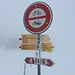 Ab Stofel gilt auch für Velos und Mofas: Fahrverbot! Welch Glück, sind wir mit den Skiern da :-)