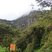 Die letzte Etappe geht man an den Schienen, dort oben liegt Macchu Pichu