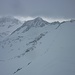"Skifoarn is des Leiwandste" - Skigebiet "Stubaier Gletscher". Ganz hinten links Wilder Pfaff, Zuckerhütl und Pfaffenschneide, rechts davor Schaufelspitze und Stubaier Wildspitze.